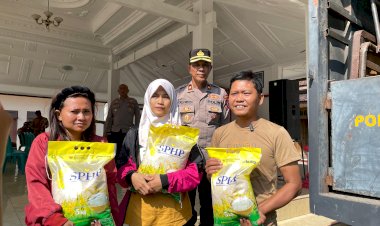 Gelar-Bazar,-Polres-Blitar-Dukung-Gerakan-Pangan-Murah,-Salurkan-Beras-SPHP-untuk-Masyarakat